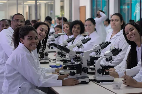 Estudantes no laboratório de microscopia