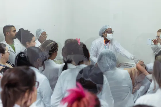 Estudantes de Enfermagem em aula prática
