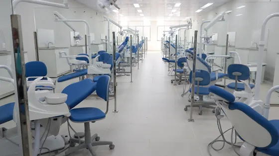 Clínica-escola de Odontologia com as cadeiras odontológicas
