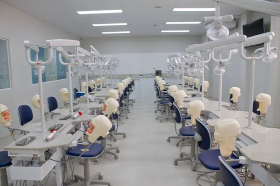 Laboratório de práticas odontológicas com manequins
