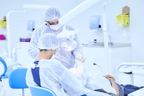 Estudantes em atendimento na clínica-escola de Odontologia