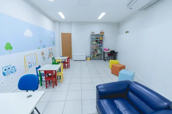 Sala de atendimento infantil com brinquedos