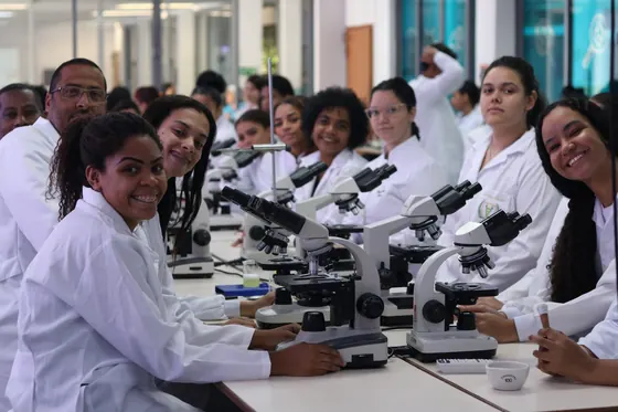 Estudantes no laboratório de microscopia